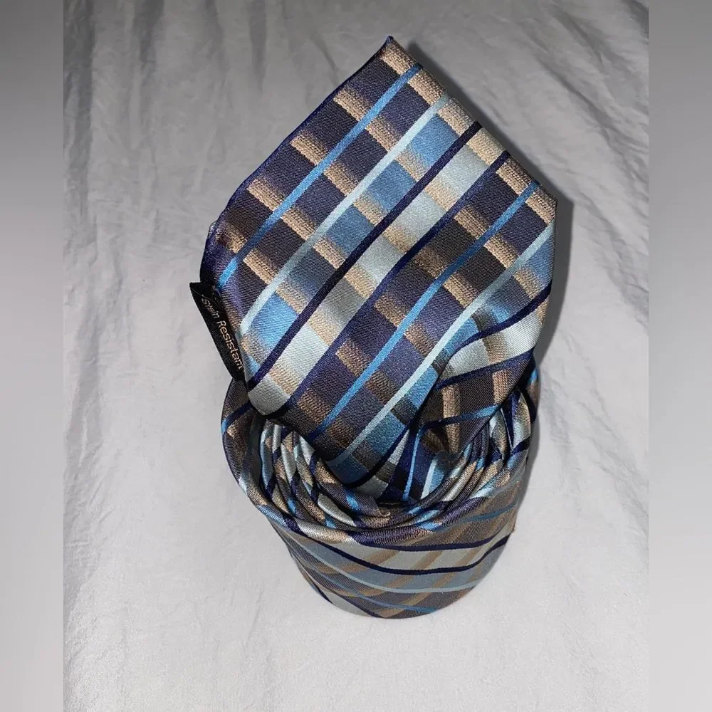 Van Heusen men’s neck Tie Stain resistant handmade 100% silk.